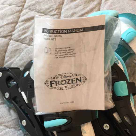 COPY - Frozen Ice and Roller Skates (2 in 1) - Picture 4 of 6
